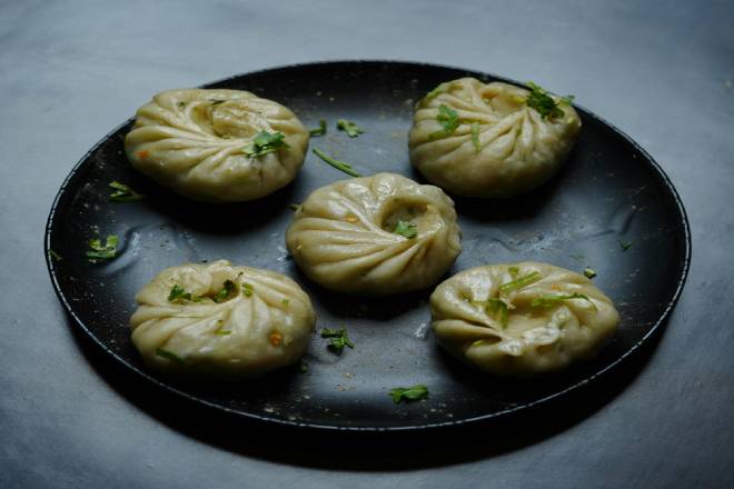 Samossas Dorés du Terroir
Croustillants à souhait, farce savoureuse et épicée
Alliance parfaite de tradition et de gourmandise
Une bouchée exotique aux arômes irrésistibles