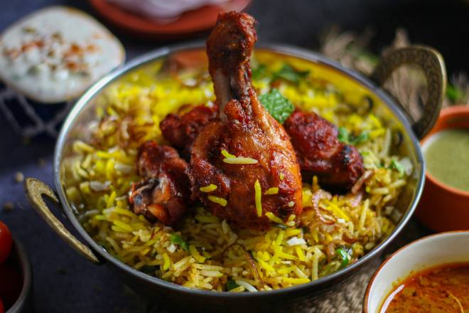 Cuisse de Poulet au Curry et Riz Coco
Poulet fondant nappé d’une sauce curry onctueuse
Riz parfumé au lait de coco, délicatesse assurée